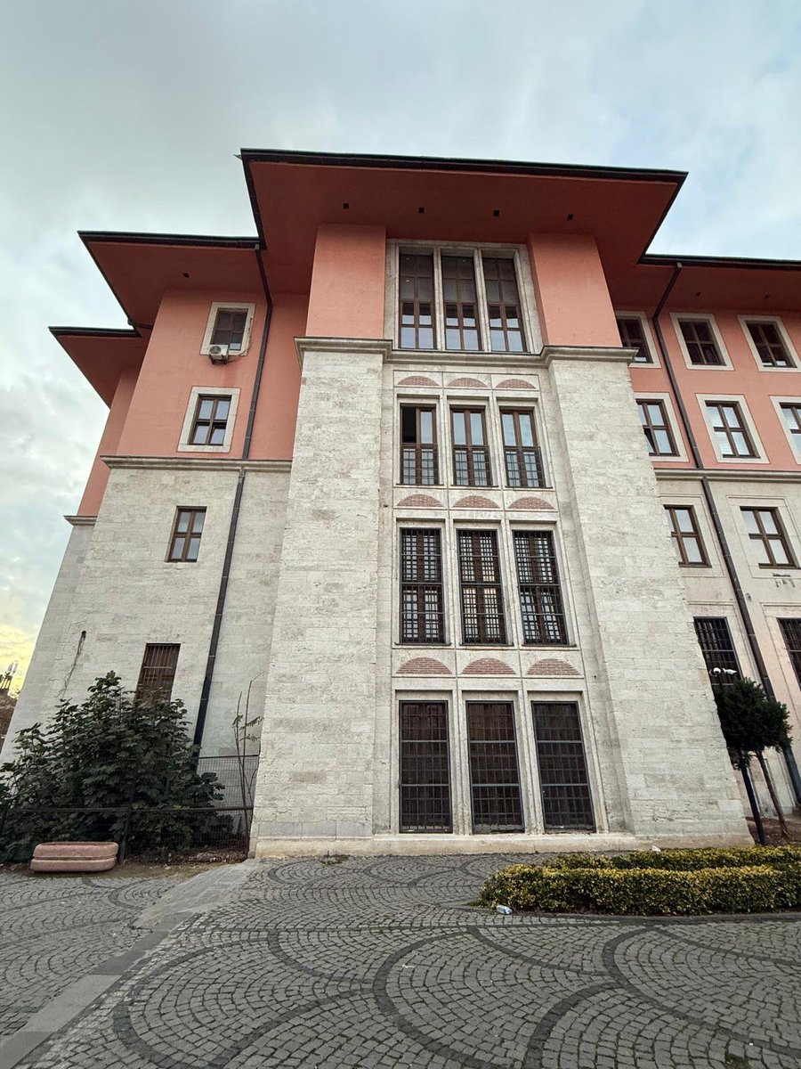 kayamerthasan_'s tweet image. İstanbul Üniversitesi, Beyazıt. Keşke en azından şu üslup İstanbul'un belli başlı yerlerinde korunup yaşatılabilseydi. Kimliksiz leş bir betonarme, tavır, tarz fukaralığı ve görgüsüz bir cehalet ile 1950'lerden bu yana mahvedilen bir imparatorluklar şehri.