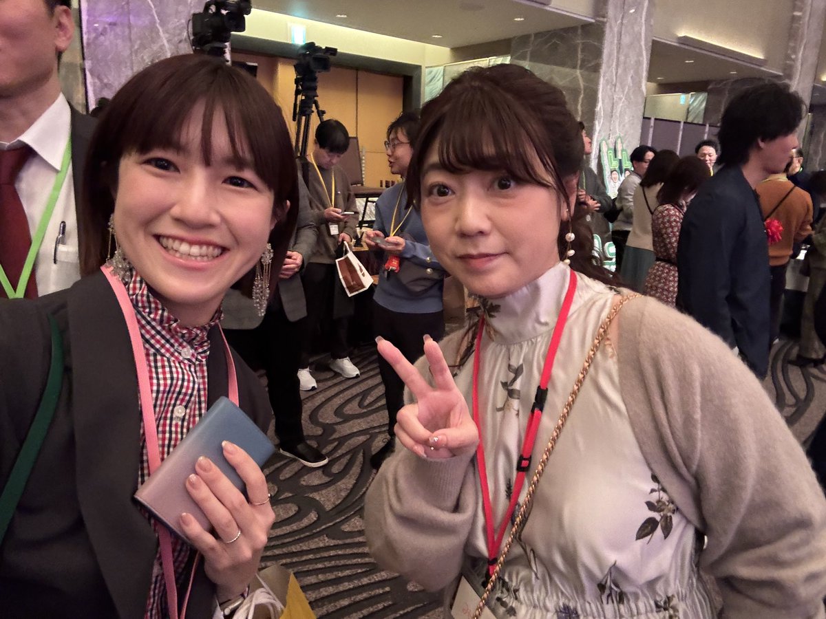 maco_designer's tweet photo. イノベ大(@maneql_OIU )のクリスマスパーティーに参加しました🌲

いつもお世話になっている方々にご挨拶できたし、「これからLINE活用していきたい！」という方とも繋がることができました✨

お会いできた皆様ありがとうございました🤍

田窪さん(@itsyacho )ともお写真撮れて嬉しかったです☺️ https://t.co/lmwPXjyHwE