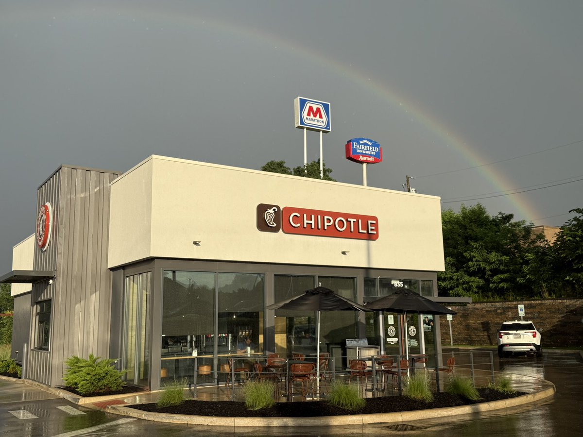 tlc8628's tweet photo. @ChipotleTweets The pot of gold at the end of the rainbow. 😋 https://t.co/xk3fwzfFFV