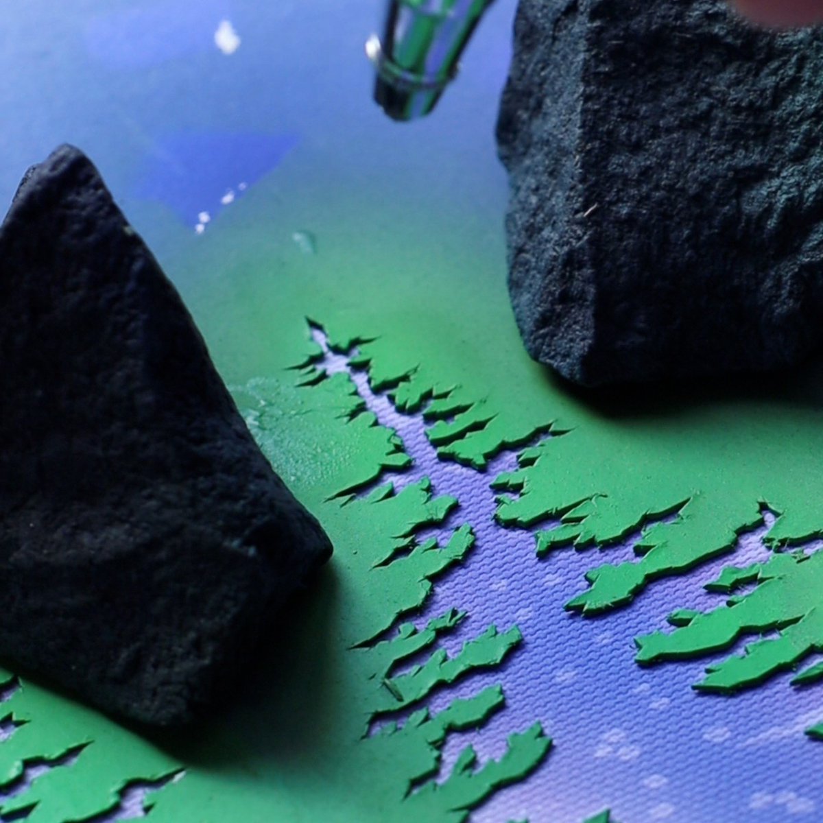 光のツリー」アクリル、杉額 月の光に輝く冬の森の中で、足跡の先に