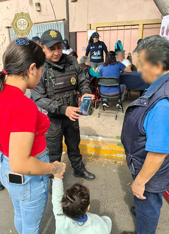 SSC_CDMX's tweet photo. En la colonia #PensilNorte se llevó a cabo una #JornadaDeSeguridad en tu #Cuadrante para fortalecer la cercanía con la comunidad.
Policías del #SectorSotelo, en coordinación con personal de las direcciones y unidades de la Subsecretaría de #ParticipaciónCiudadana y #PrevenciónDelDelito, impulsaron acciones de prevención y convivencia en la @AlcaldiaMHmx.
