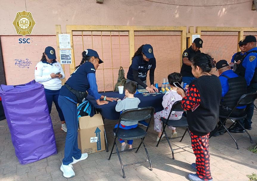 SSC_CDMX's tweet photo. En la colonia #PensilNorte se llevó a cabo una #JornadaDeSeguridad en tu #Cuadrante para fortalecer la cercanía con la comunidad.
Policías del #SectorSotelo, en coordinación con personal de las direcciones y unidades de la Subsecretaría de #ParticipaciónCiudadana y #PrevenciónDelDelito, impulsaron acciones de prevención y convivencia en la @AlcaldiaMHmx.