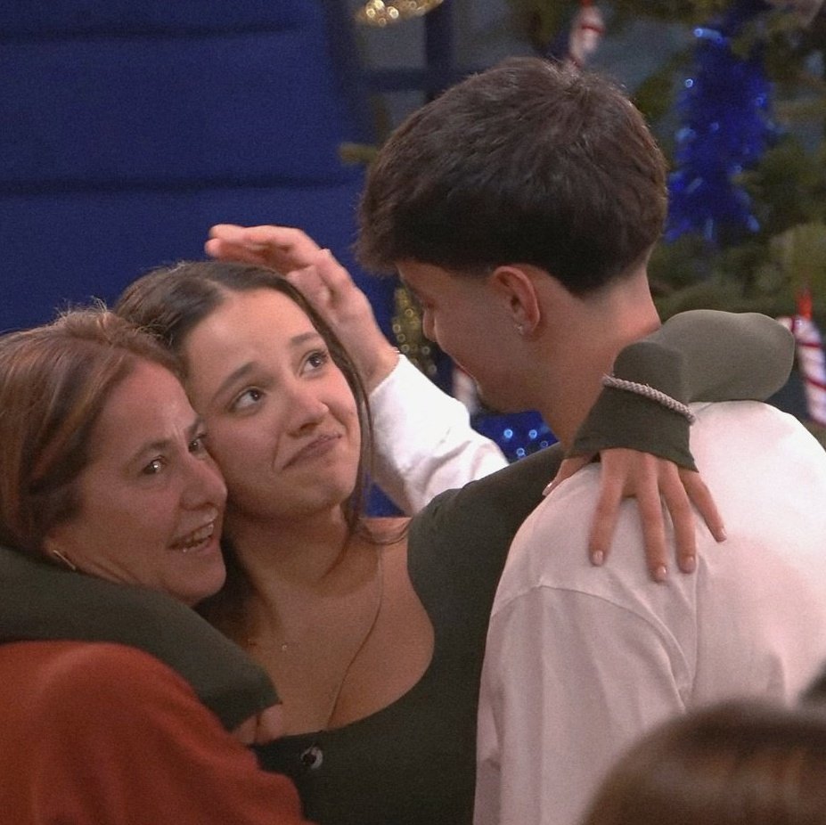 Si alguna vez mi novio entra en OT, voy a ser como el novio de Claudia Arenas. Que bonito cuando dos personas tienen una relación sana, que confían entre ellos, estén lejos o no, que duren toda la vida y más allá #OTDirecto13D