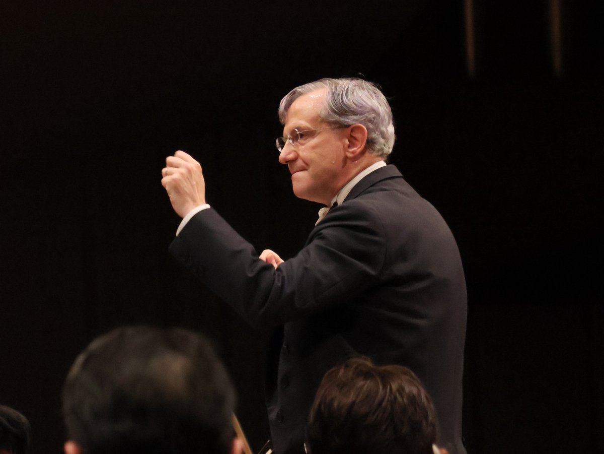 NHKSO_Tokyo's tweet photo. 第2053回 定期公演 Cプログラム 2日目
2025年12月13日(土)
NHKホール

#nhkso #FabioLuisi

指揮：ファビオ・ルイージ
ニルセン／交響曲 第4番 作品29「不滅」

公演の後半はニルセンの母国、デンマーク国立交響楽団で首席指揮者を務め、この作曲家の交響曲全集のレコーディングで世界的評価を得た #ルイージ が、満を持して #N響 と取り組んだ《交響曲第4番「不滅」》です。
ルイージはこの交響曲に横溢する生命力の輝き、優しさ、悲劇性などをオーケストラとともに描き切り、満場の客席から大きな拍手を受けました。
N響はこれまで《不滅》で、#ブロムシュテット、#パーヴォ・ヤルヴィ ら、ニルセンのオーソリティともいうべき指揮者と記憶に残る演奏を繰り広げてきましたが、今回、その列に加わるにふさわしい足跡を刻むことができたのかもしれません。
演奏終了後には、#ホルン の  #勝俣泰 がオーケストラを代表して、この1か月にわたる指揮への感謝をこめて、ルイージに花束を手渡しました💐

2025年のN響定期公演は、昨日の公演が千秋楽。あと残すのは《第9》などわずか。
1年間のみなさまのご愛顧に心より感謝申し上げます。
そして「N響100年」の2026年、さらにパワーアップして音楽をお届けしてまいります。