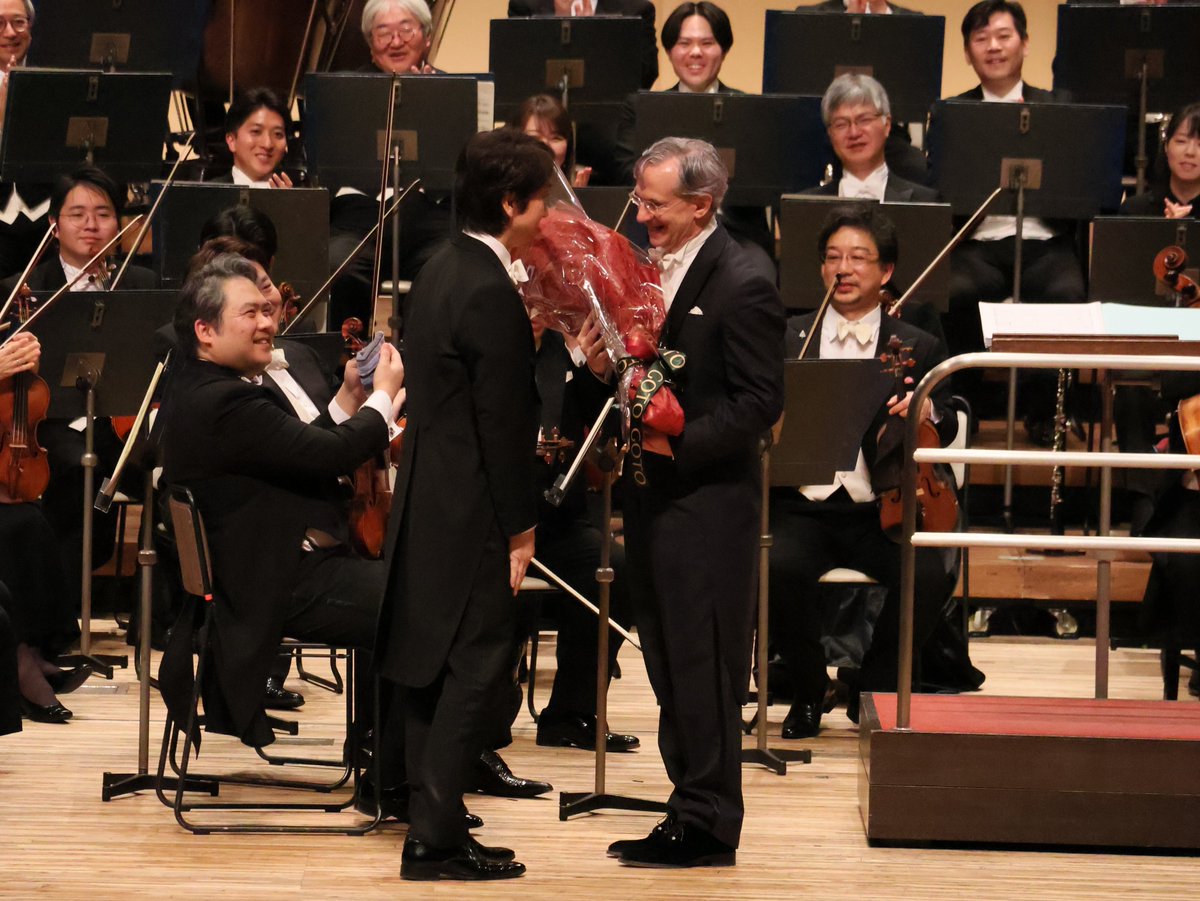 NHKSO_Tokyo's tweet photo. 第2053回 定期公演 Cプログラム 2日目
2025年12月13日(土)
NHKホール

#nhkso #FabioLuisi

指揮：ファビオ・ルイージ
ニルセン／交響曲 第4番 作品29「不滅」

公演の後半はニルセンの母国、デンマーク国立交響楽団で首席指揮者を務め、この作曲家の交響曲全集のレコーディングで世界的評価を得た #ルイージ が、満を持して #N響 と取り組んだ《交響曲第4番「不滅」》です。
ルイージはこの交響曲に横溢する生命力の輝き、優しさ、悲劇性などをオーケストラとともに描き切り、満場の客席から大きな拍手を受けました。
N響はこれまで《不滅》で、#ブロムシュテット、#パーヴォ・ヤルヴィ ら、ニルセンのオーソリティともいうべき指揮者と記憶に残る演奏を繰り広げてきましたが、今回、その列に加わるにふさわしい足跡を刻むことができたのかもしれません。
演奏終了後には、#ホルン の  #勝俣泰 がオーケストラを代表して、この1か月にわたる指揮への感謝をこめて、ルイージに花束を手渡しました💐

2025年のN響定期公演は、昨日の公演が千秋楽。あと残すのは《第9》などわずか。
1年間のみなさまのご愛顧に心より感謝申し上げます。
そして「N響100年」の2026年、さらにパワーアップして音楽をお届けしてまいります。