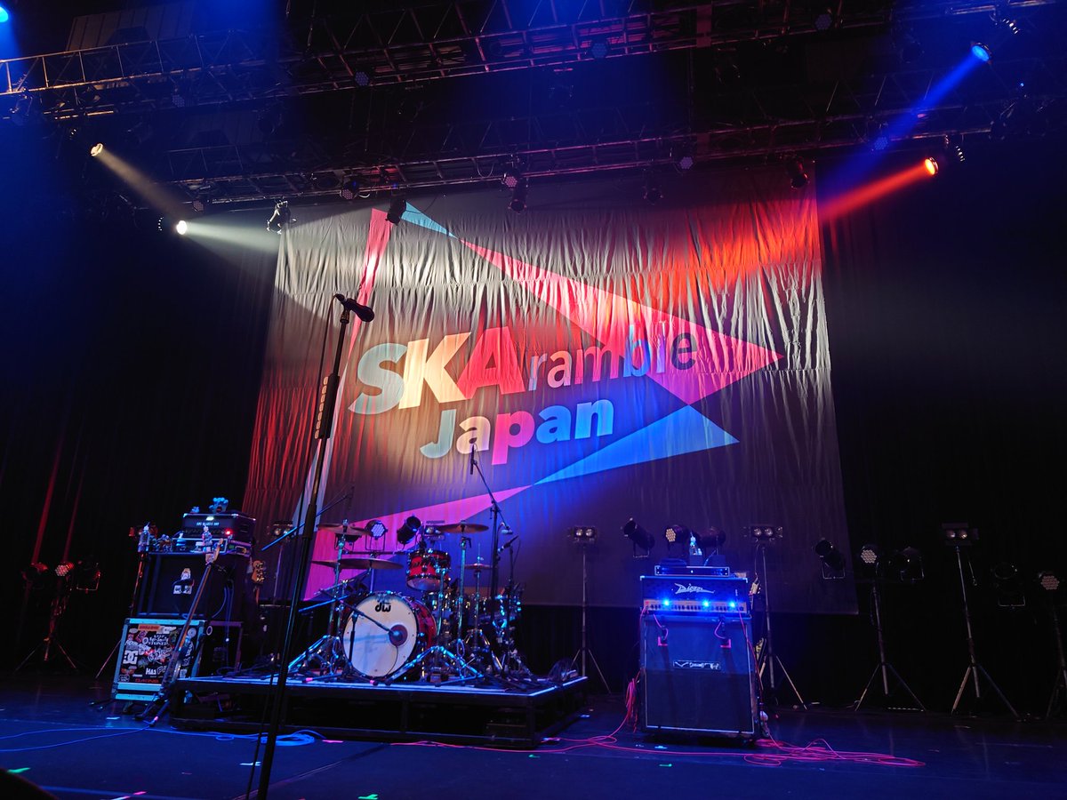 HEY-SMITHが登場すると､この日一番の密集具合で､フロアも自由に思うがままに楽しみ､猪狩が「このツアーが終わってほしくない」と思うほど､スカが意味する「繋がり」を感じるライブだった｡SNAIL  RAMPが7分押した時間をリハで巻いたが､最後はヘイスミも5分押すというオチが ...