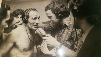 Hace 57 años Nicolino Locche, le ganaba en Tokio, el título del mundo a Fuji, en la más brillante actuación que se haya visto. Comparto la foto cuando lo entreviste en su última pelea en el Luna Park.