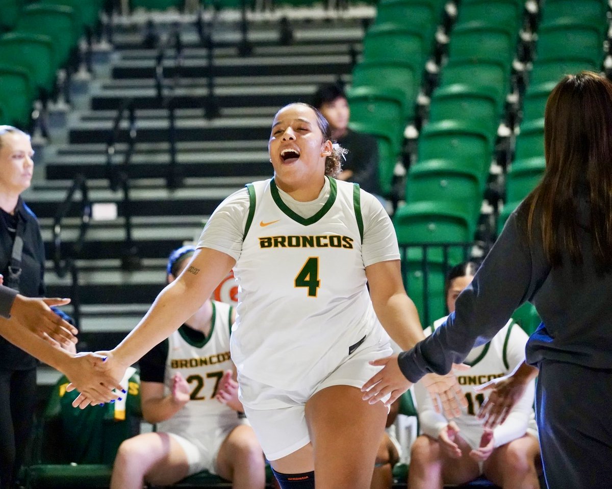 cppbroncos's tweet image. Nationally-ranked win!

No. 19 @cppwbb defeated No. 17 Central Washington 70-67 on Saturday afternoon, improving to 7-1 on the season. Jeanette Fine led the scoring with 16 points, while Brielle Minor added 15 and Hunter Hudson had 13.

#WeAreCPP