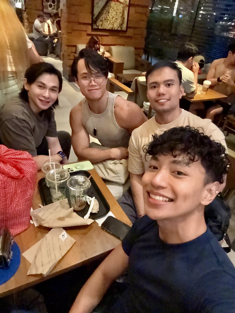 Had a great catch-up with these amazing humans last night. 💪🏼

As usual, nanghimasok na naman ng mga buhay ng may buhay. Eme. 🤣