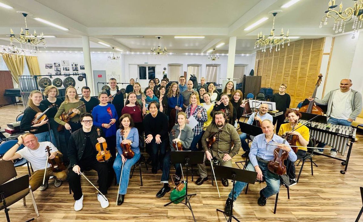 モスクワ・GES-2主催
市民参加型の新プロジェクトによるコンサートのリハーサルでした。

本企画は、1年越しで準備してきたプロジェクト。
一般公募で集まった市民コーラスを組織し、GES-2にて2か月間のマスタークラスでトレーニングを重ね、
プロフェッショナルオーケストラ
«Pratum Integrum»