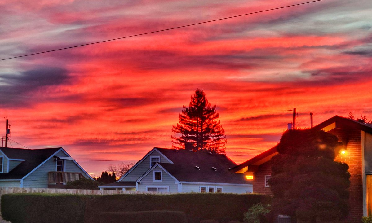 NatHeathirPhoto's tweet image. Another firey sunset here in #Enumclaw!!!  #WAwx #pnw #sonorthwest #sunsethour #sunset