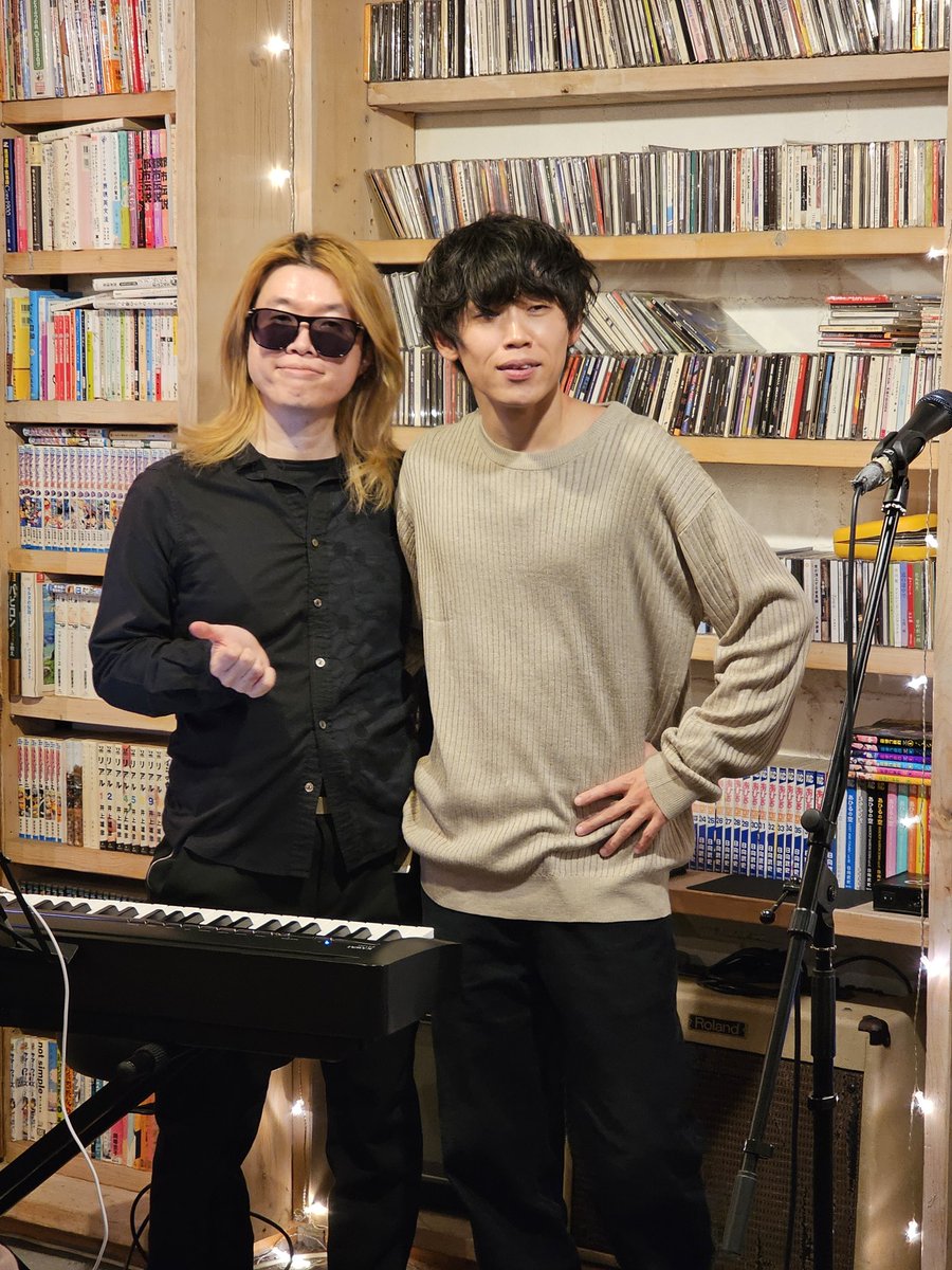 b7otEQck6p53258's tweet photo. #AcousticHouseOTONARI に小関峻さんのライブ行って来ました🎸サポートにHuge Mさんがピアノとコーラスで🎹♫
個人的におとなりは年内最後なので一本気さんも最後🍜いつも美味しい支那そばありがとうございます🙏
#小関峻
#HugeM
#支那そば一本気
#みずほ台 https://t.co/M7CkO0f4st