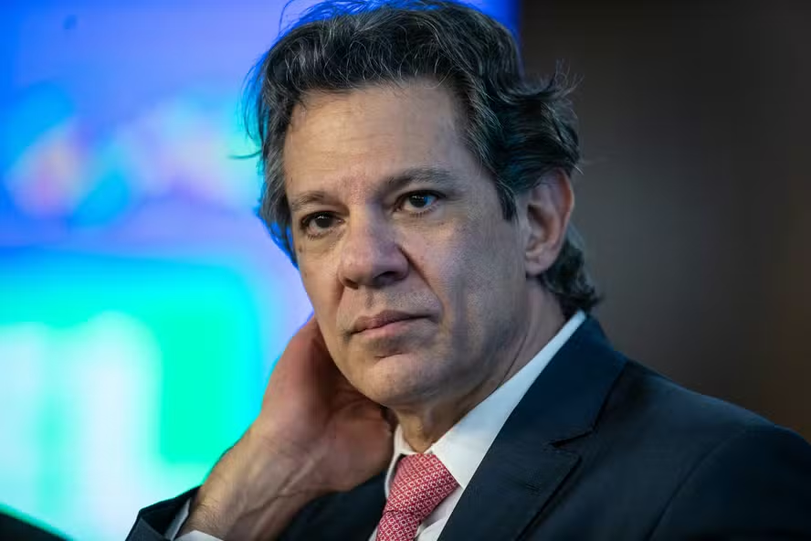 Vale lembrar que:
Há mais de uma década, entre 2014 e 2015, o então prefeito de São Paulo, Fernando Haddad, propôs um ambicioso programa de enterramento da rede elétrica aérea. A iniciativa visava modernizar a distribuição de energia, reduzindo drasticamente as quedas causadas