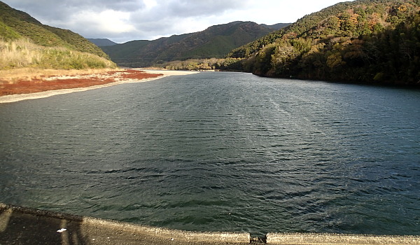 おはようございます。四万十は、晴れ。雨上りの初冬の朝。空と川は、雲