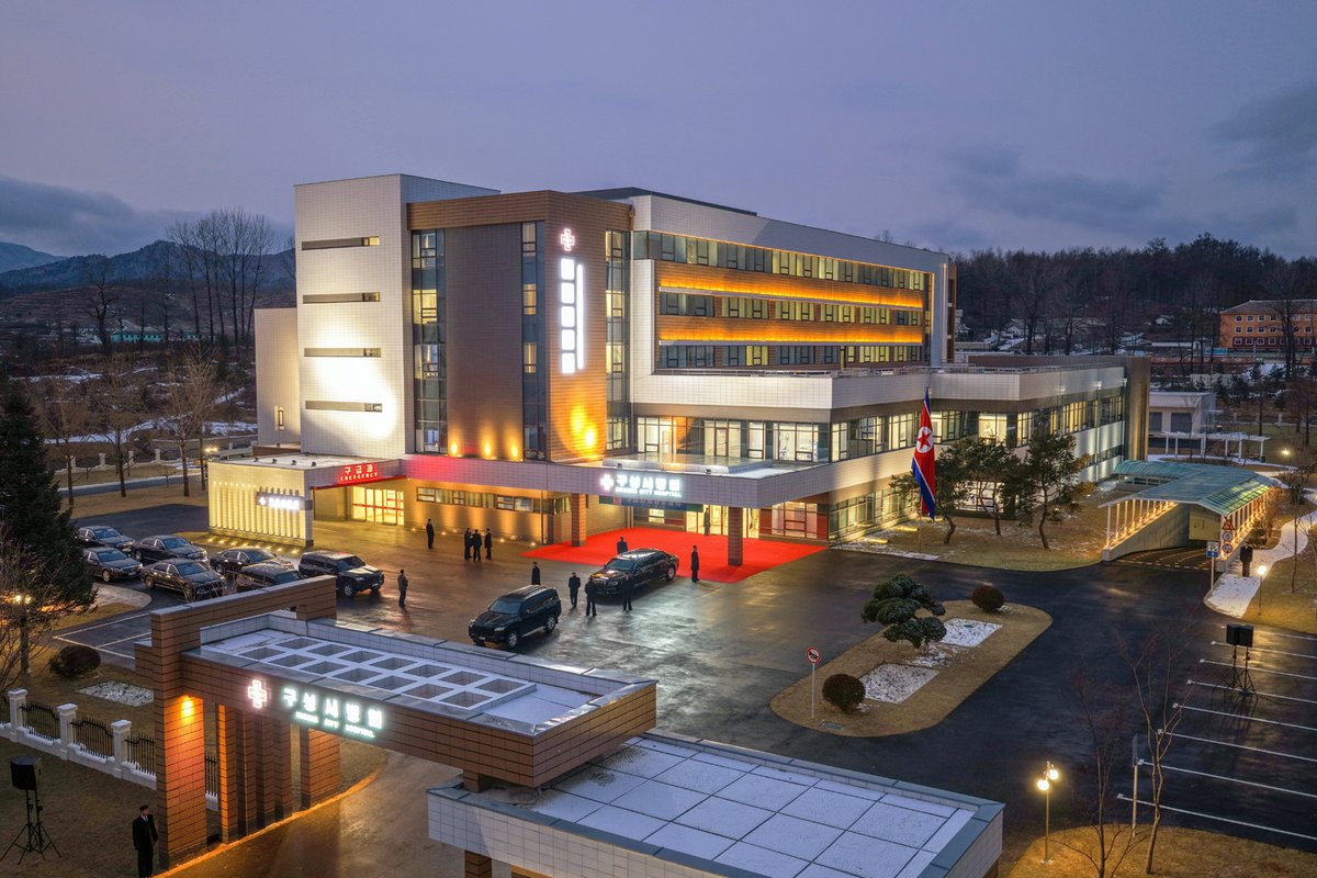 Kim Jong Un Kusong Şehir Hastanesi’nin Açılışını Gerçekleştirdi.
Kim Jong Un inaugurated the Kusong City Hospital.
