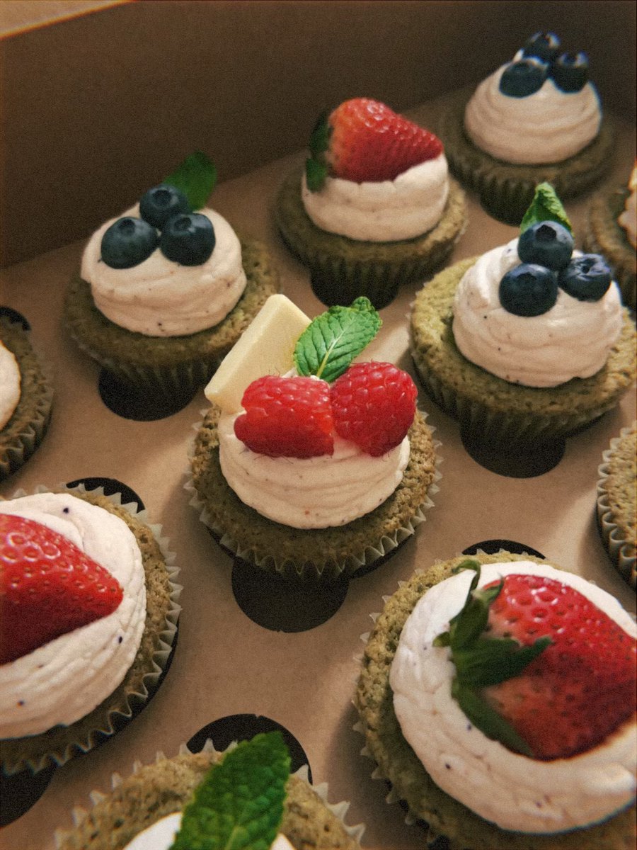 julie_huyn's tweet photo. matcha &amp; berries cupcakes https://t.co/7J9opFNS4W