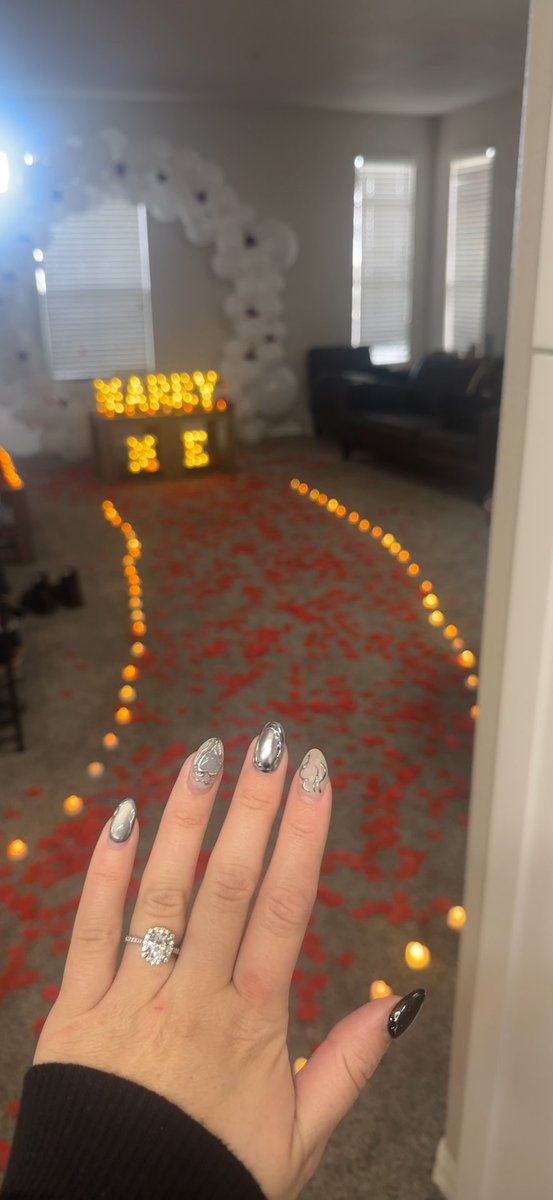 ddswrrrld's tweet photo. My best friend got engaged today 🥹 everyone say congratulations Brighton https://t.co/6GbBNsuVYL