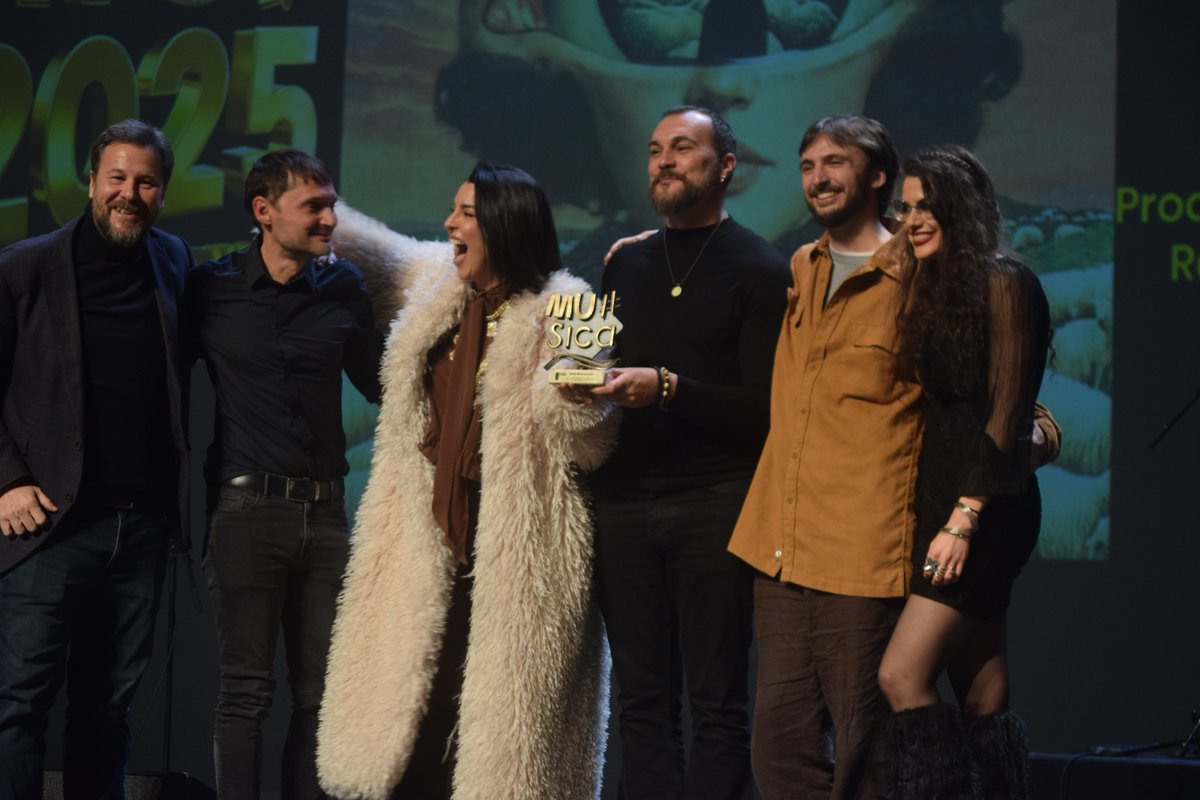 PremiosMurcia's tweet photo. 🎖️ El PREMIO MEJOR ÁLBUM DE MÚSICA ROCK 2025 fue para Ruth Lorenzo – Blacksheep – Peter Gabriel Limited 🎸🔥🌙
🏆 Fue entregado por Yayo Delgado y Helga Melgarejo
👏 Enhorabuena por este potente álbum. https://t.co/pa2dGO8M1a