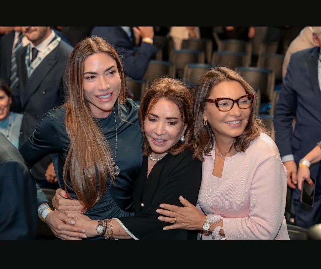 CamylaCarvalho0's tweet photo. @PatiAbravanel Nojo! A emissora que sob o comando do maior comunicador do Brasil, era conhecida como a tv da família brasileira, e hoje debocha do brasileiro honesto quando festeja com uma feminista abortista, com maior corrupto da história do país e o violador de direitos humanos.
#RIPSBT https://t.co/aGL5lUVMhf