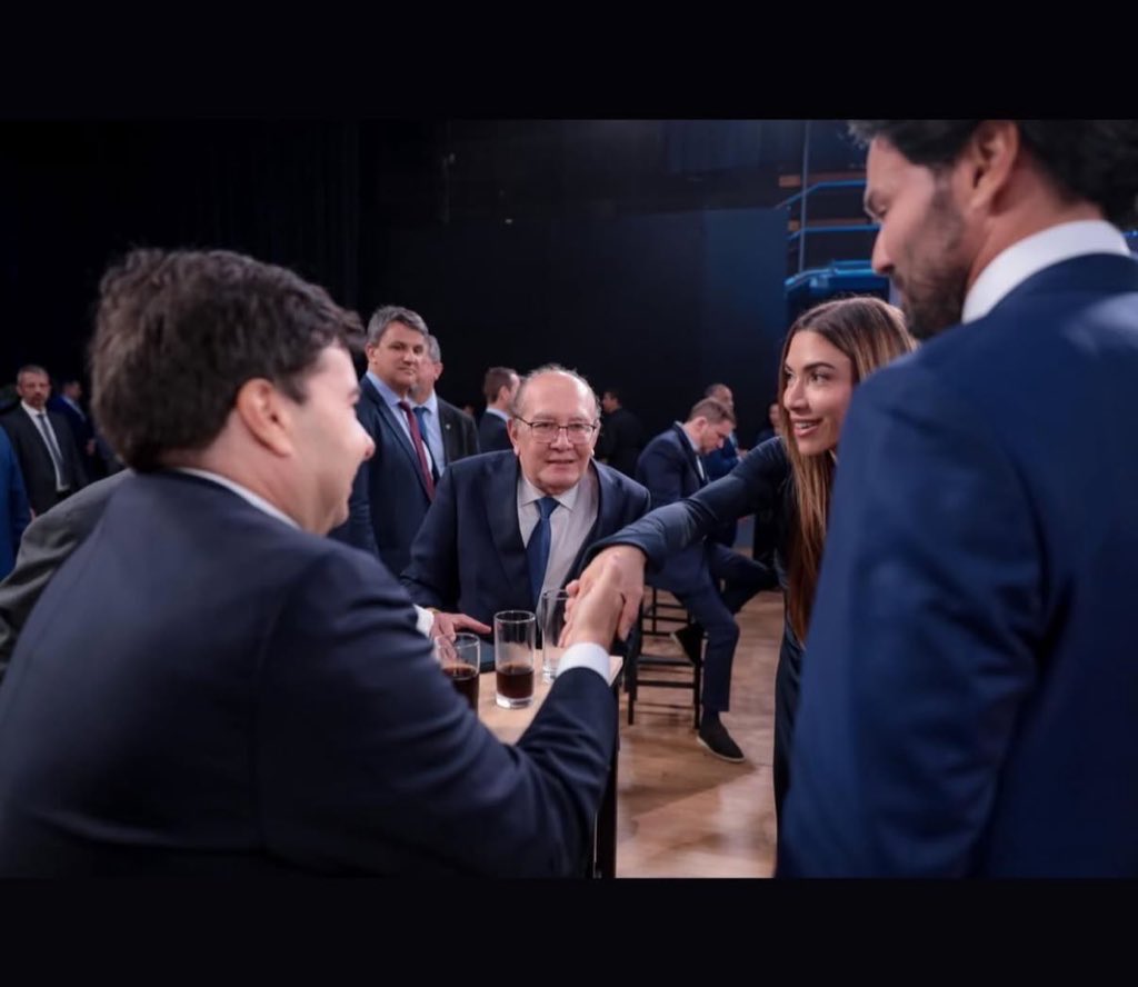 CamylaCarvalho0's tweet photo. @PatiAbravanel Nojo! A emissora que sob o comando do maior comunicador do Brasil, era conhecida como a tv da família brasileira, e hoje debocha do brasileiro honesto quando festeja com uma feminista abortista, com maior corrupto da história do país e o violador de direitos humanos.
#RIPSBT https://t.co/aGL5lUVMhf