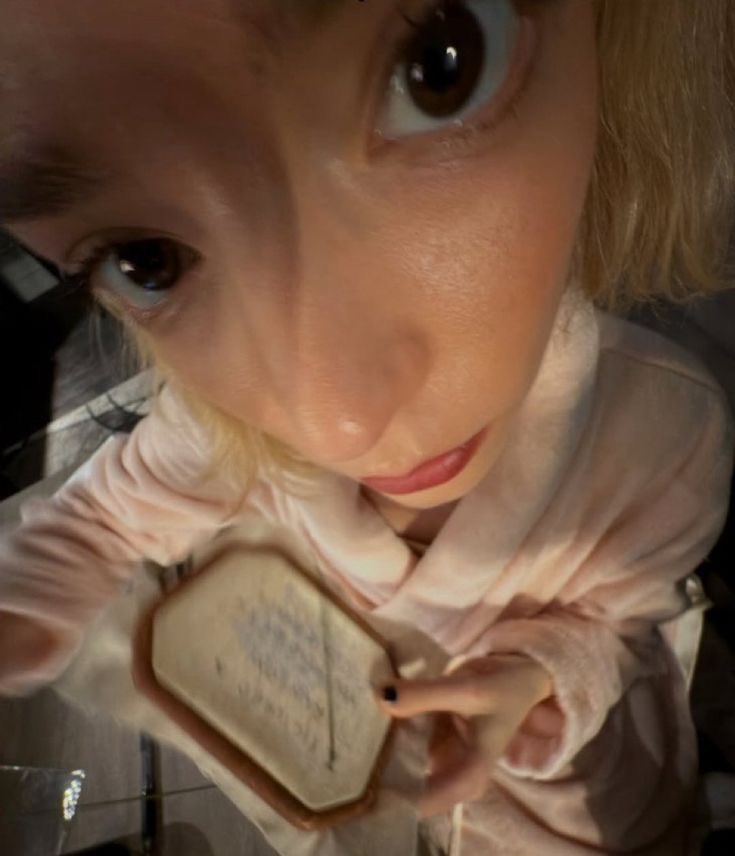 кто-то стащил из столовой мою любимую кружку “scott was right”, а у меня позиция принципиальная — без моей любимой кружки я завтракать не буду. илли сказала, что: «прекрати раздувать из мухи слона» и «ты вредина».