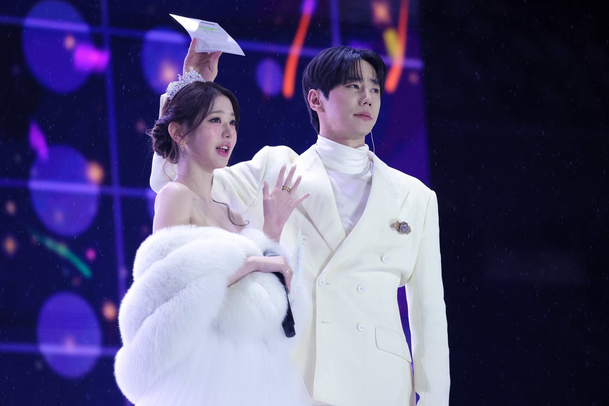 junyoungies's tweet photo. i love how junyoung always tried to be nonchalant with his resting mean face but then failed miserably when wonyoung took a glance at him 😭 he can never hide that gummy smile! 

#LEEJUNYOUNG #이준영 
#JANGWONYOUNG #장원영 https://t.co/kCpBoUUCWh