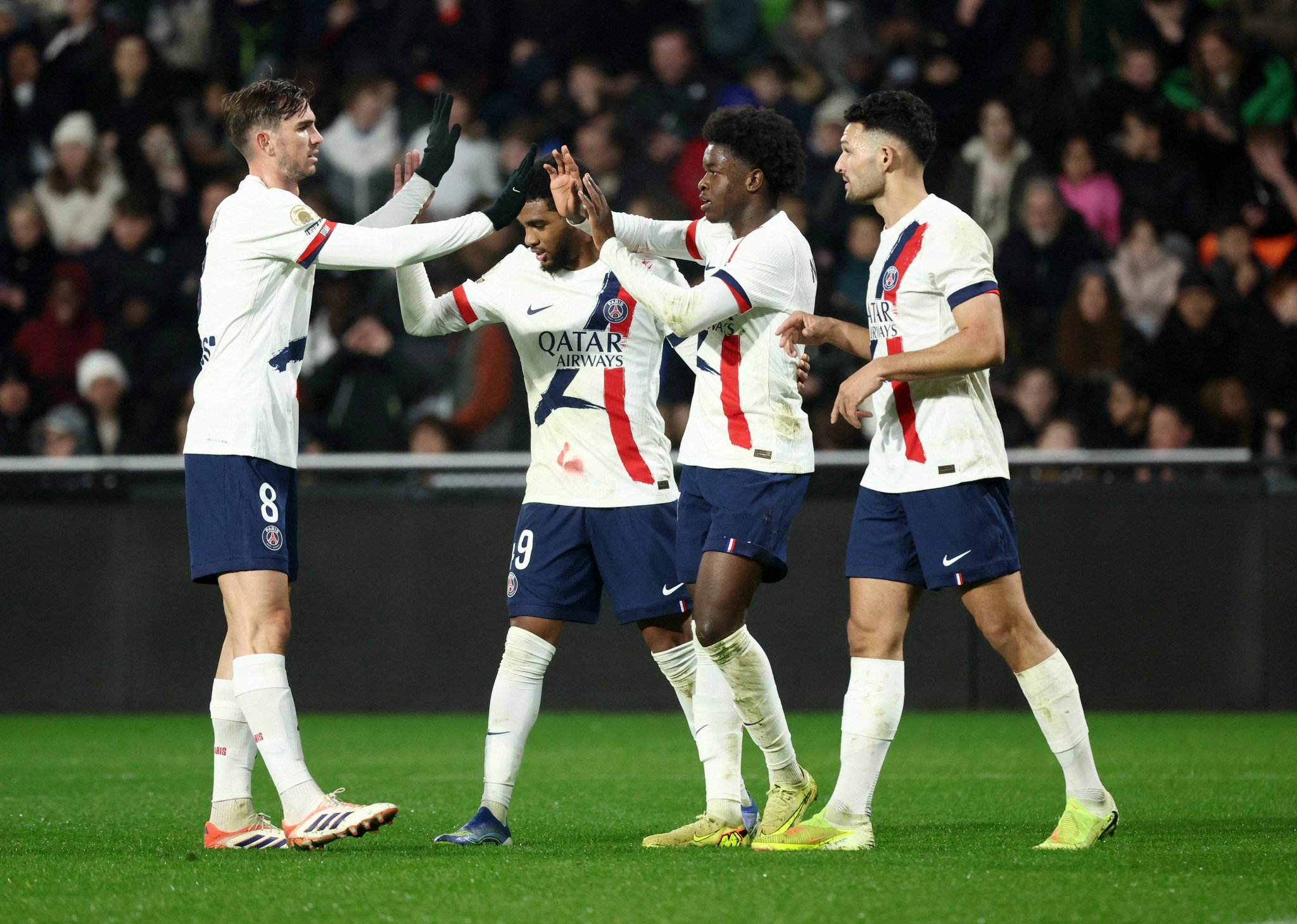 باريس سان جيرمان يرتقي مؤقتا إلى صدارة الدوري الفرنسي بفوزه على مضيفه ميتز 3 - 2 