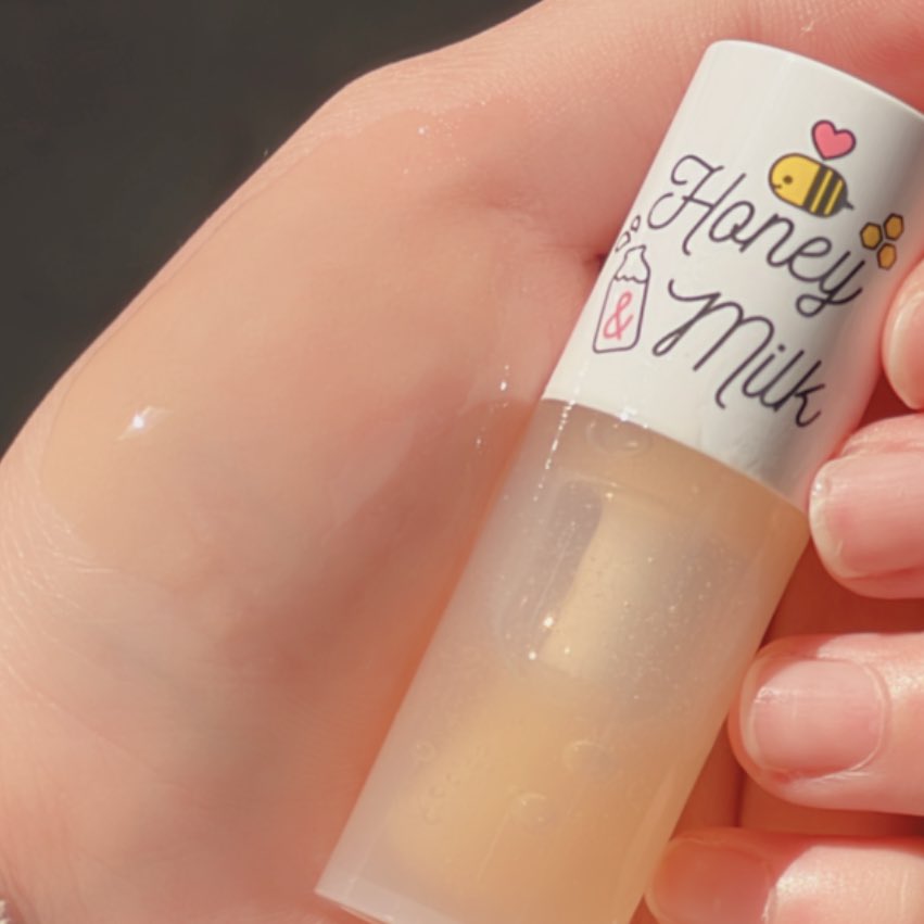 #협찬 #rt이벤트 #제품제공 
건조한 입술에 꿀을 발라보세요🍯

⭐️어퓨 허니 앤 밀크 립 오일을 
#rt 10분께 드려요

진짜 꿀처럼 달달하고 쫀득 끈적한 글로스가 
입술을 엄청 촉촉하게 해줍니다😮 

겨울에 필수..⭐️ 당발 12월21일