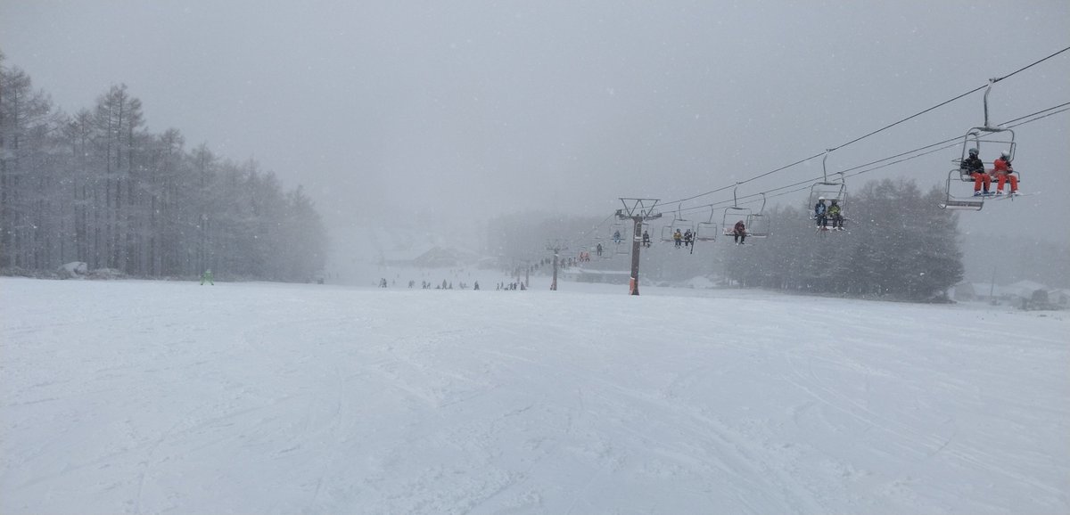 湯の丸、意外と混んでない。降ってるし、良い。