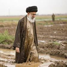 رژیم اسلامی به عرزشی‌های خودش استراحت داده و گفته: شما که سیمکارت سفید دارید دخالت نکنید، بگذارید این مادر جن. ده. های خارج نشین که از ما مستمری میگیرند، پهلوی را تخریب کنند.

تکلیف پادشاهیخواهان کاملن مشخص است. ضمن حمایت از شاهزاده رضا پهلوی، باید برینیم به رژیم اسلامی و تمام