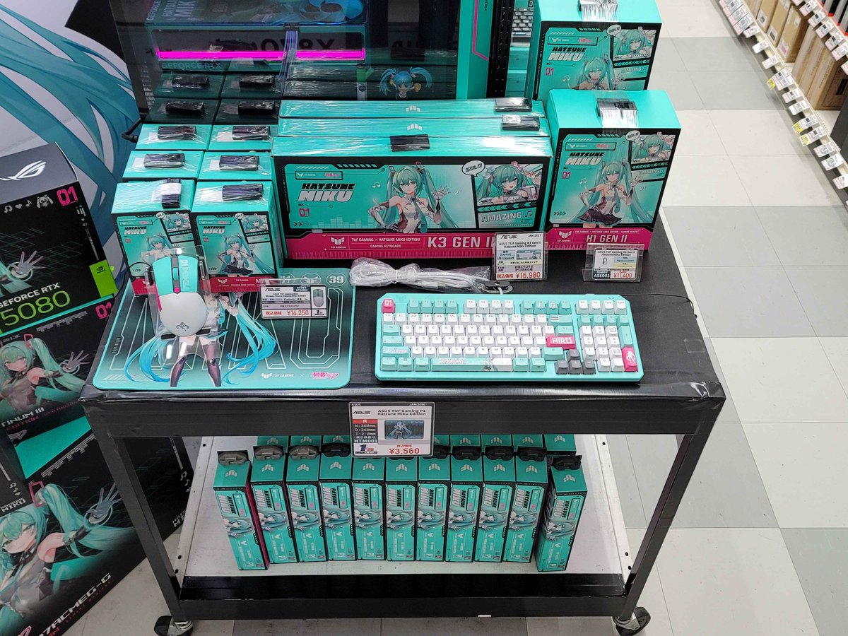 PCONES's tweet photo. ASUS x 初音ミクコラボデバイス
再入荷しました！
店頭では特設ディスプレイと日本で唯一の
ROG x 初音ミクコラボPCの実機展示も
ございますので、ぜひご覧ください！
(写真撮影もOKです📸)

通販ページは⇓
https://t.co/8QjmIEwwh0 https://t.co/0fCcGvZNcb
