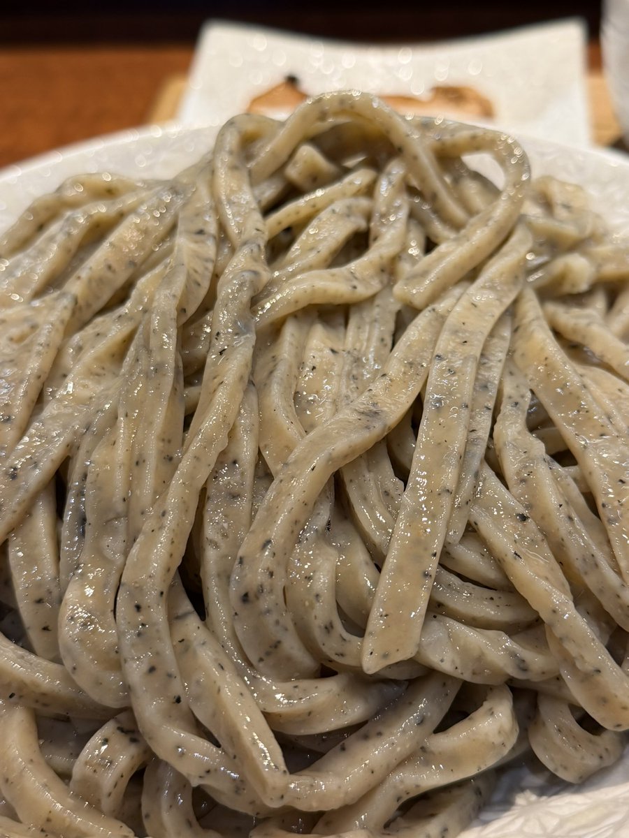 ずっと行きたかった御影麺鏑矢に行ってきた。
すごい。
写真は中盛麺増ダブルつけ汁追加。

つけ麺だけど讃岐うどんのコシを超えるし、太さはうどん。
狼煙で修行した店主さんらしくたしかにスープは近いものを感じたが粘度はこっちのほうがすごい。

これは間違いなく今年1番のつけ麺でしたわ。