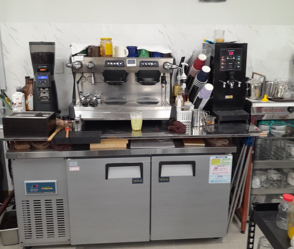 A relaxing mood is sponsored by coffee. Talking to each other with a good cup of coffee is a delightful time. Art is the leaves pattern latte.