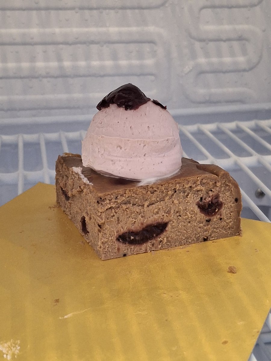 legateaumanith's tweet image. blackforest cizkek 🤤
choco, dark cherry slices, rhum cheesecake
dark cherry cream &amp;amp; more dark cherry slice
nyam nyam