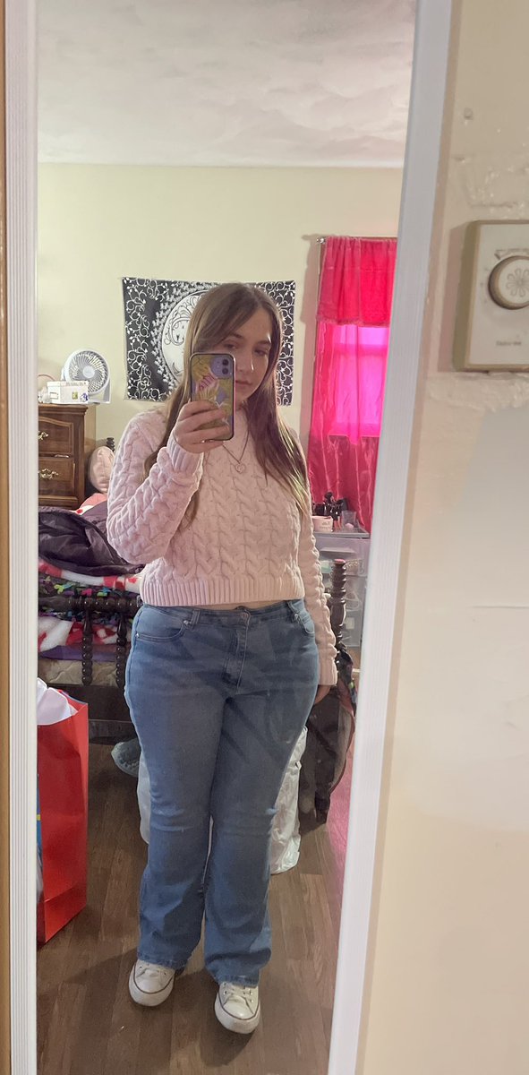 ft_caritheicon's tweet image. ootd my outfit is too cute to not share