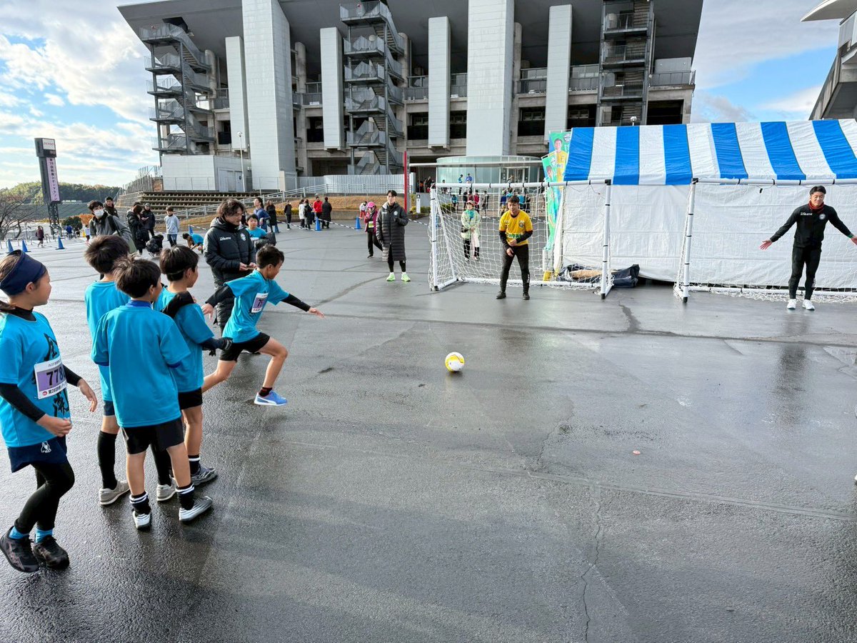 ASC_TATSU_1's tweet photo. 10年ぶりの鈴鹿シティマラソンに参加しました。ブースに立ち寄ってイベントを楽しんでくださった皆様、グッズを購入してくださった皆様ありがとうございました！
色々な方々と交流ができ元気をもらいました！楽しかったです‼️
#アトレチコ鈴鹿
#アトレチコ鈴鹿クラブ
#鈴鹿シティマラソン https://t.co/5nw5gWNr9A