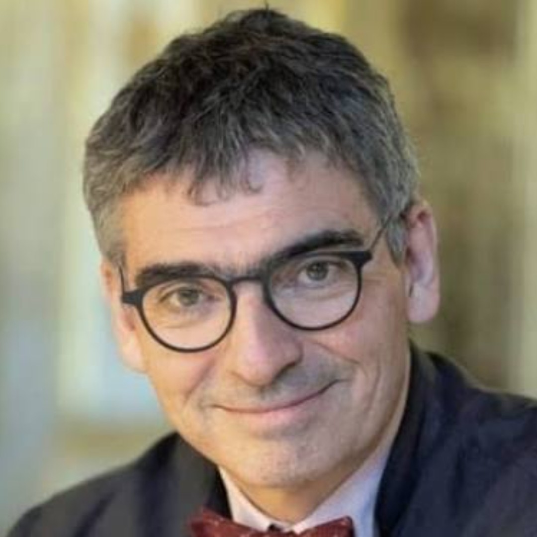 Voici encore un sacré phénomène: le sénateur communiste Pierre Ouzoulias.
Pour la petite histoire, c'est celui qui a fait connaître la maladie de Gilbert en dégueulant en pleine séance au Sénat.
Si c'est son principal fait d'armes, ce n'est pas le seul.
Pierre Ouzoulias est