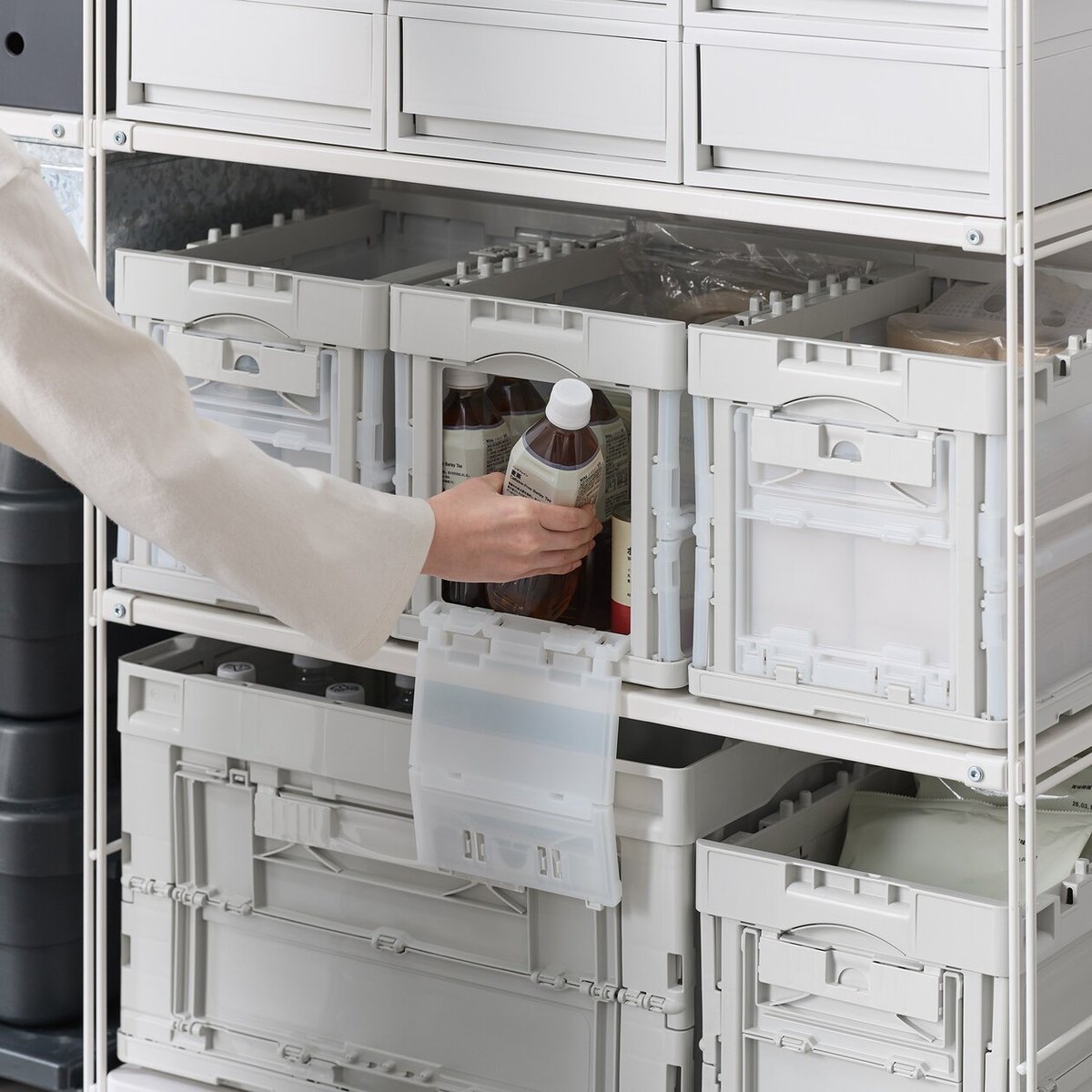 使わないときはコンパクトに折りたため、側面の開閉窓から中の荷物を