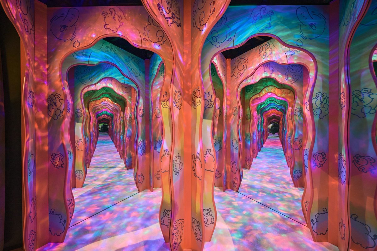 🚩ちいかわパーク
⭐️おすすめコーナー

カラフルな光と鏡がつくる
あくむな部屋の不思議な通路🌈🐘

無限に広がる迷路みたいで
うまく出口に辿りつけるかな？

ぜひ歩いて確かめてみてね👣✨

#ちいかわ #ちいかわパーク