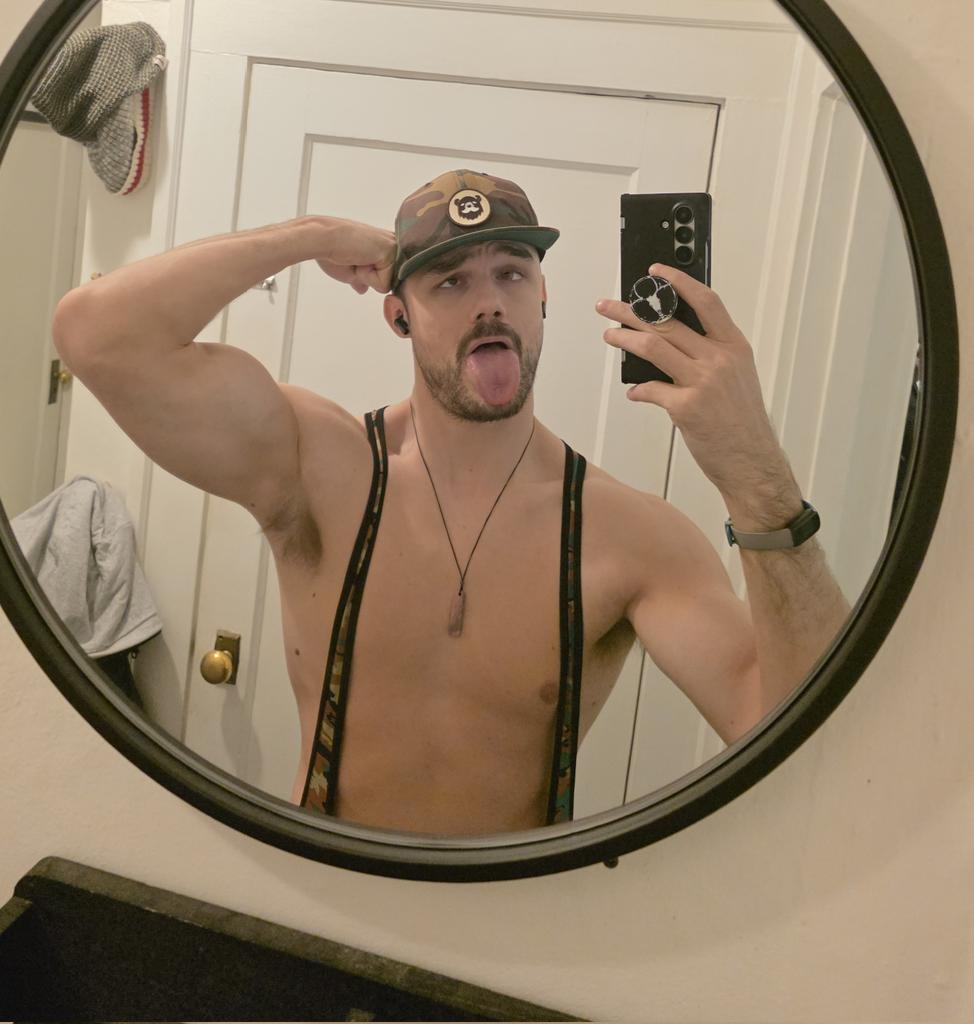 Gooning the night away. Live now twitch.tv/hazlanz #gay