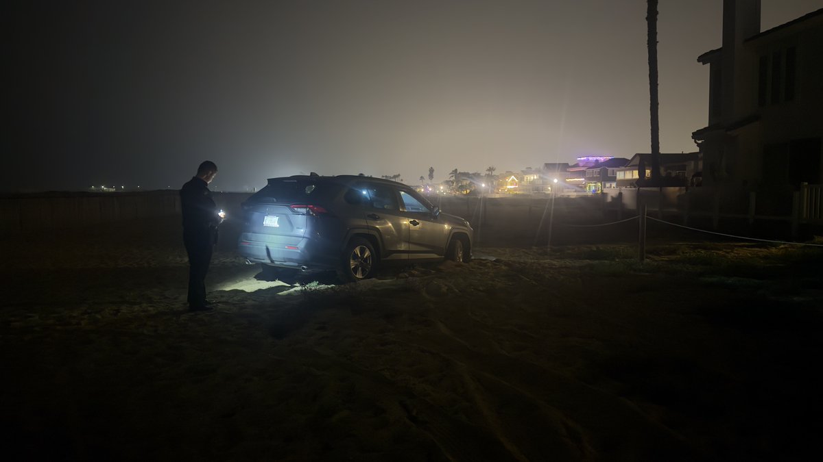 OC_Scanner's tweet image. BREAKING 🚨

#NewportBeach / #California 

Drunk Driver drives onto the Newport Beach Sand and gets stuck

Driver arrested
