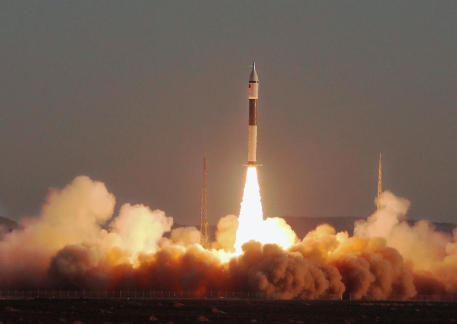 صور .. الصين تطلق مركبة فضائية وقمر صناعي إلى الفضاء 