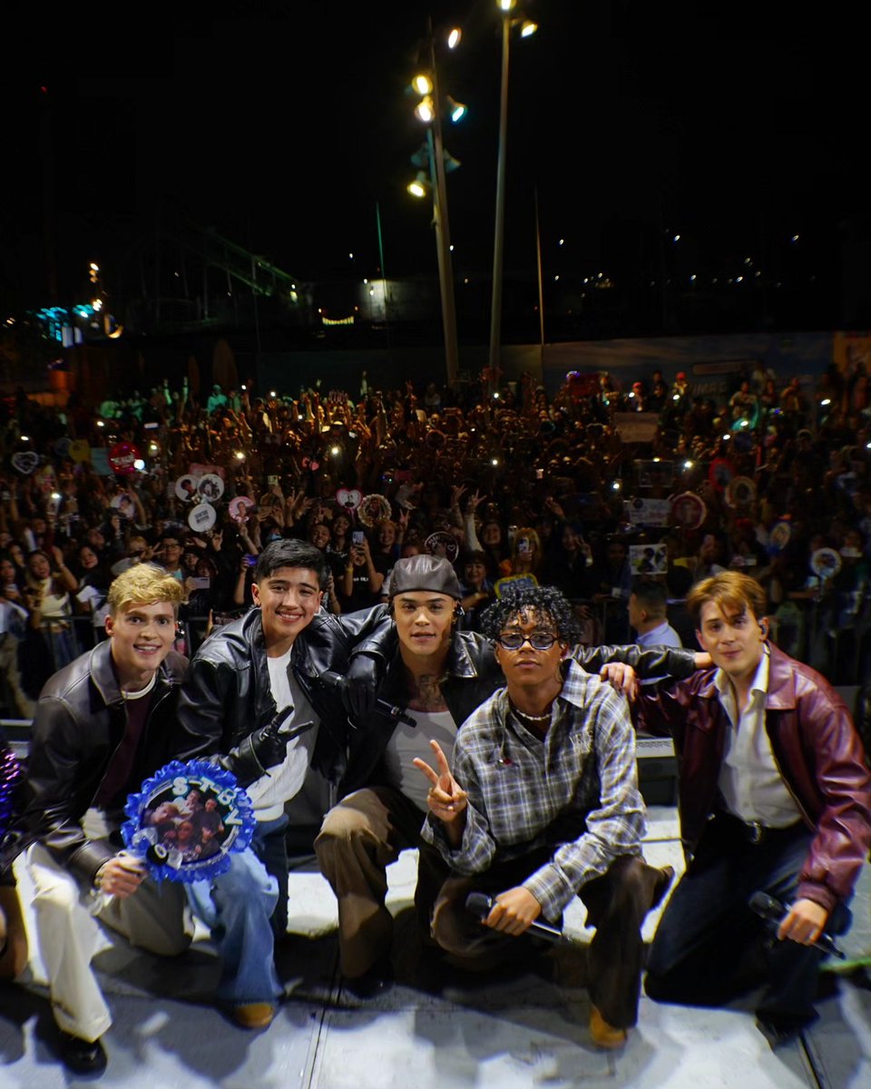 RadioDisneyMX's tweet photo. ¡Cerramos la noche de Stage 92.1 con la increíble presentación de @santos_bravos! 📷📷

#RadioDisneyCDMX #SantosBravos #Stage921 https://t.co/w7EjGO8mlN