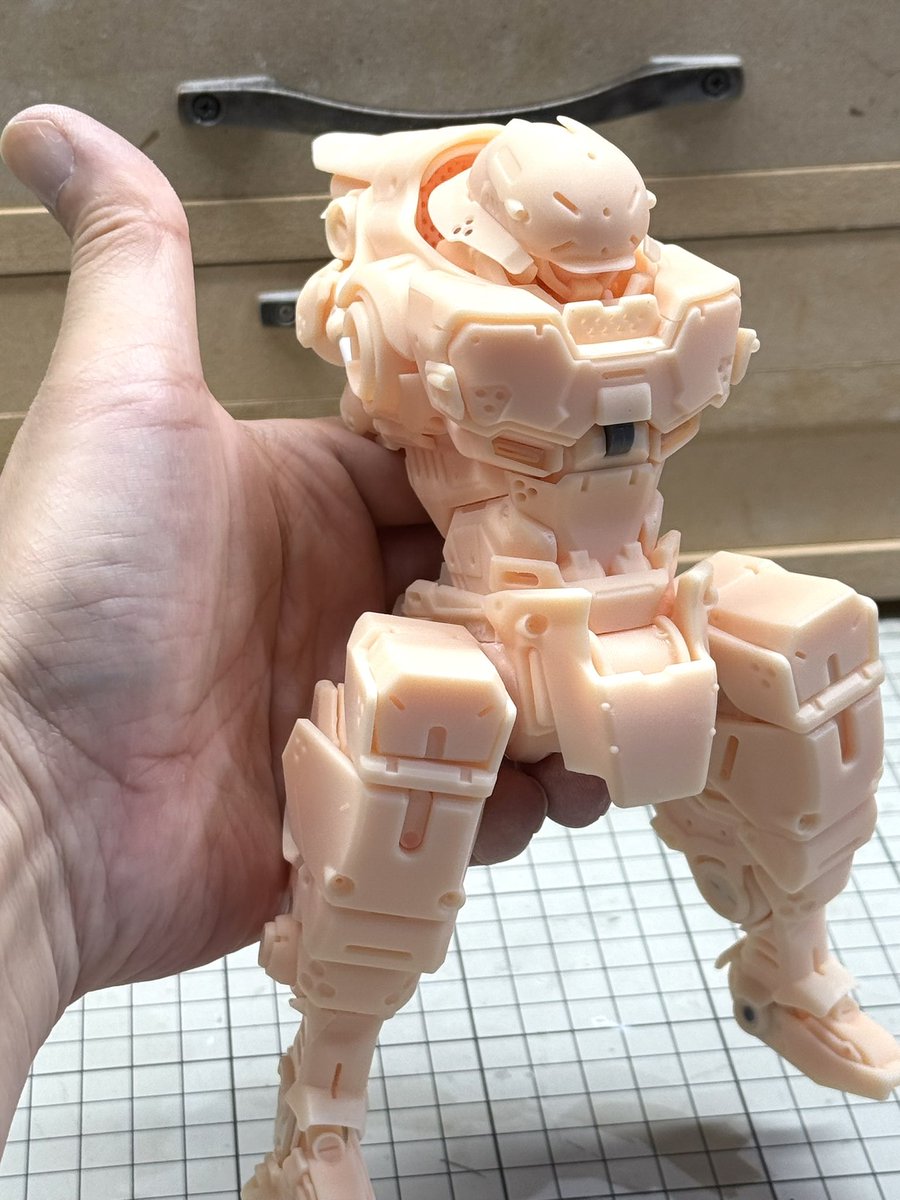 今日の那羅迦

ナラカが立った！
関節技仕込んで自立しました
可動域に問題あるんで修正中
シッポがつくので自立は良好
限定販売だった猩翔七式と並べると
バディ感が出るなぁw
結構大きいモデルで
手にもった感じのショットも公開

#オリジナルデザインメカ