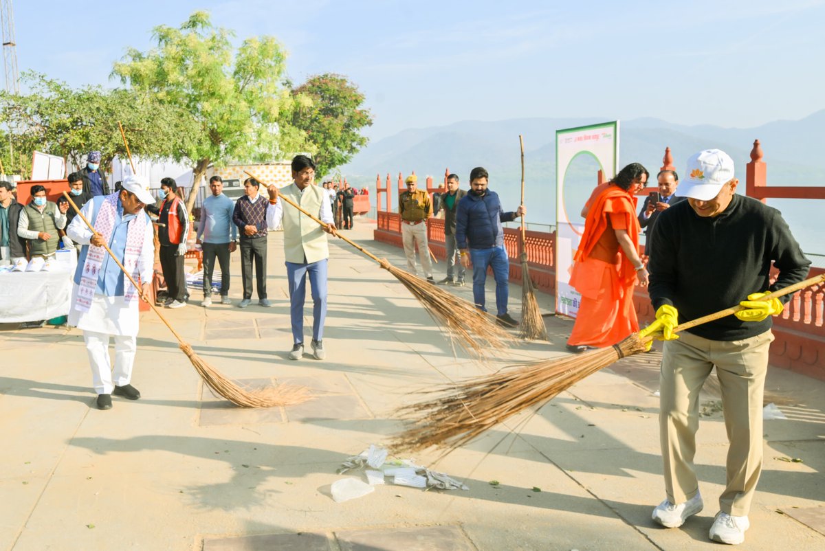 svoruganti1466's tweet photo. As part of 2-year celebrations of @RajGovOfficial Hon’ble CM Shri @BhajanlalBjp ji  administered the Swachhata pledge, felicitated the swachhata yodhas, PM SvaNidhi beneficiaries, and participated in Shramdaan

13 December 2025 https://t.co/LKoDtArArU