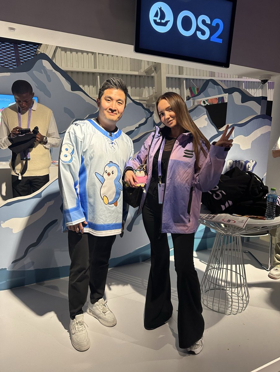 alyonitaa's tweet image. Gm &amp;amp; here you can see so cool guy from the team of Pudgy Penguins and so dope jacket from Solana Spaces, best vibes in BP in AD ;)