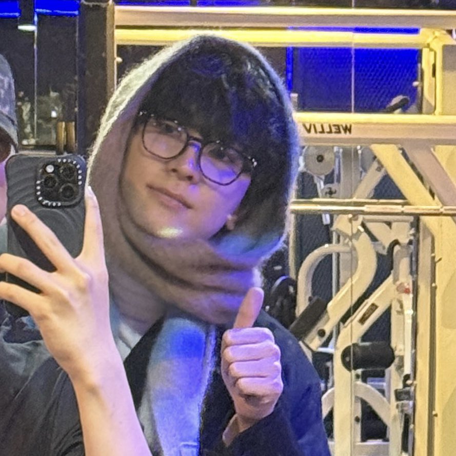 헬스장에 있는데 스카프로 머리를 감싸고 있는 모습이 너무 귀여워 워누야ㅠ😸👍🏻🤍