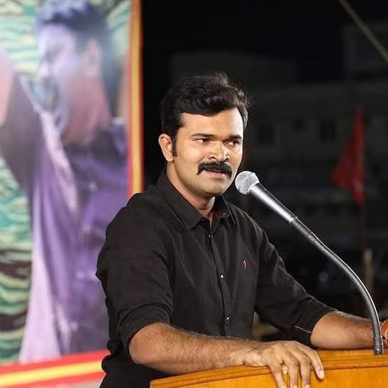 murugan86489868's tweet image. சாட்டை என்பவர் நாதக என்கிற கட்சியை சேர்ந்தவர். விஜய் என்பவர் தவெக என்கிற கட்சியை சேர்ந்தவர் மற்றும் தமிழ் திரையுலகின் உச்ச நட்சத்திரம் ஆவார். 

சமீபத்தில் சாட்டை என்கிற இந்த நபர், விஜய் போட்டியிடும் தொகுதியில்தான் தானும் போட்டியிட போவதாக கூறியுள்ளார். அன்றிலிருந்து சமூக…