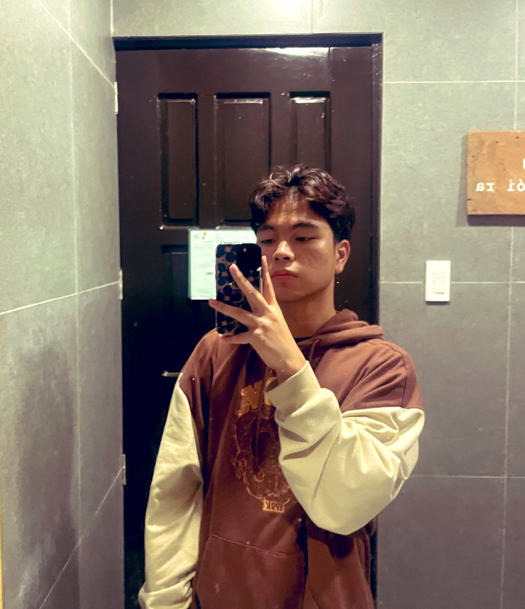 Eric_375's tweet photo. Its me and my fave hoodie against the world (finals week/s) https://t.co/sUVLynUGaA