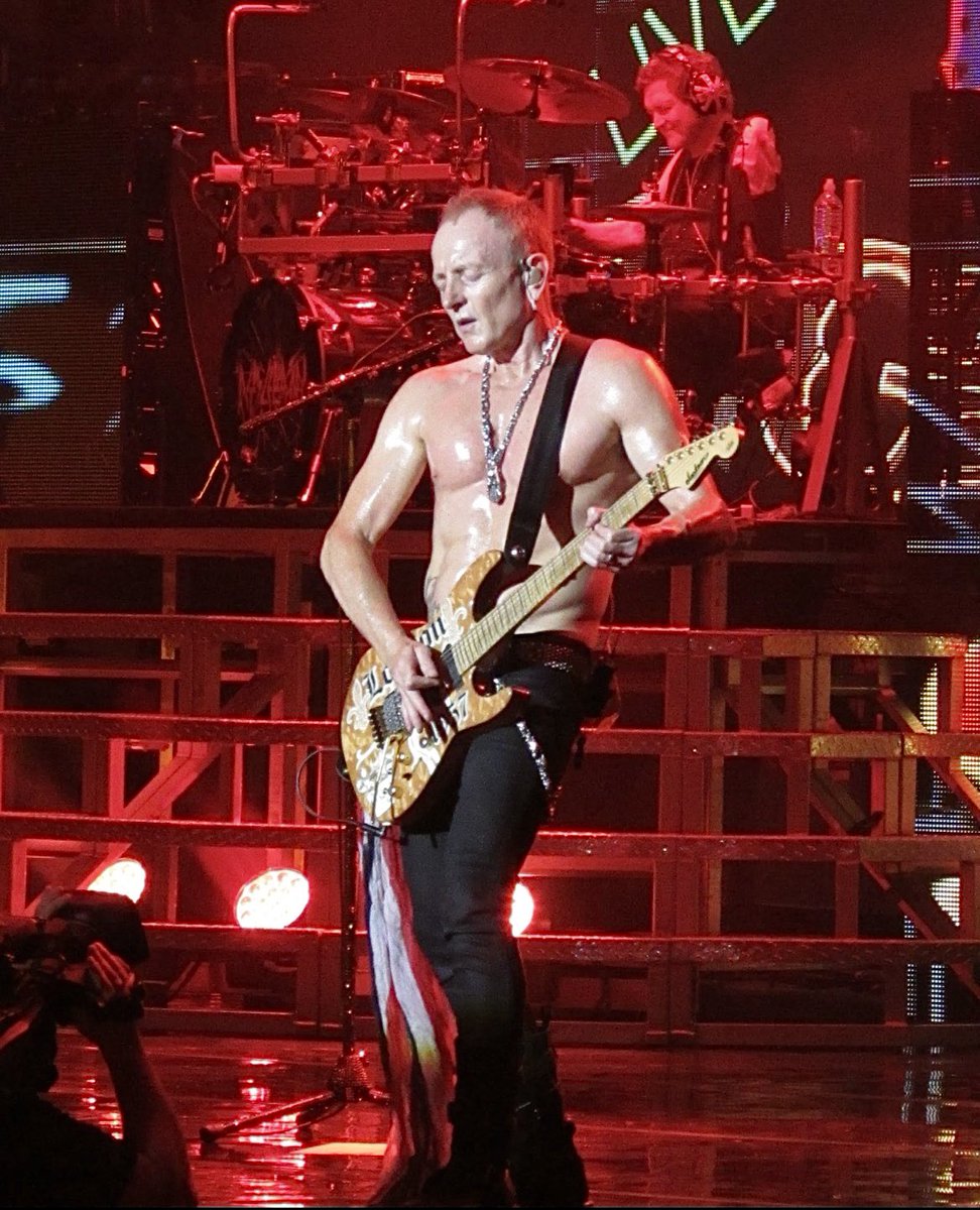 Aaron38818's tweet photo. @mitchlafon @OzzyOsbourne Phil Collen Toronto ‘15 
Paul Stanley Toronto’13 https://t.co/tKusrx18Yv